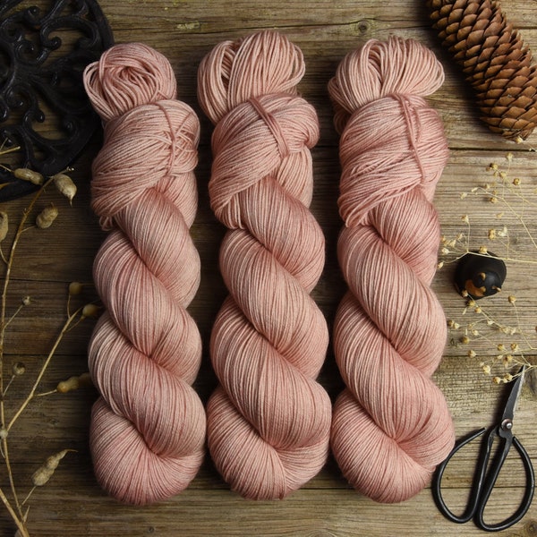 Dyed to order * Hand dyed fingering weight yarn, superwash merino wool, nylon, 425m/100g, Classic Sock "Powder"