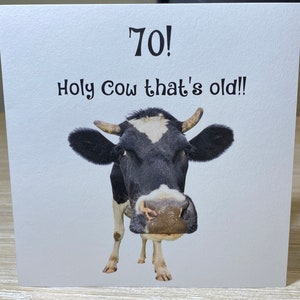 Pu&ograve; includere: Un biglietto di auguri di compleanno divertente con una mucca bianco e nero e il testo "70! Accidenti, che vecchio!"