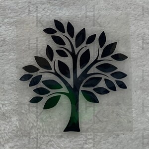 Könnte beinhalten: Schwarze Silhouette eines Baumes mit einem dicken Stamm und vielen Ästen mit Blättern. Der Baum ist auf weißem Hintergrund isoliert.