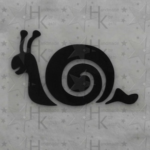 Könnte beinhalten: Schwarze Silhouette einer Schnecke mit einer spiralförmigen Schale. Die Schnecke ist nach links gerichtet und hat zwei Fühler.