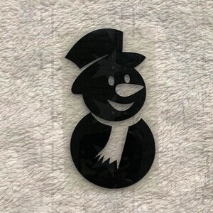 Könnte beinhalten: Schwarze Silhouette eines Schneemanns mit Hut und Schal. Der Schneemann lächelt und hat eine Karottennase.