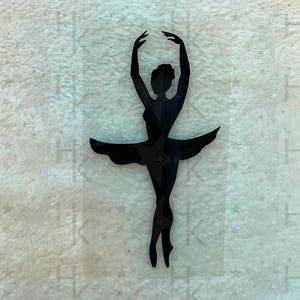 Könnte beinhalten: Schwarze Silhouette einer Ballerina in einer Tanzpose mit erhobenen Armen und einem Tutu.
