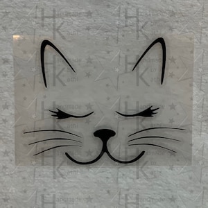 Könnte beinhalten: Eine Schwarzweißillustration eines Katzenkopfes mit geschlossenen Augen und einem Lächeln. Die Schnurrhaare der Katze sind sichtbar.
