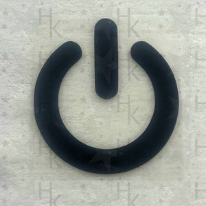 Könnte beinhalten: Schwarzes Power-Button-Symbol, ein Kreis mit einem kleineren Kreis darin, der einen Ein-/Ausschalter darstellt.