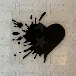 Könnte beinhalten: Schwarzes herzförmiges Design mit Spritzeffekt und zwei Sternen. Das Design befindet sich auf einem transparenten Hintergrund mit Sternenmuster. Der Text "handmade by athi" wiederholt sich.