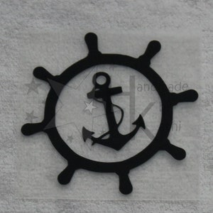Könnte beinhalten: Schwarze Silhouette eines Schiffsrades mit einem Anker in der Mitte.
