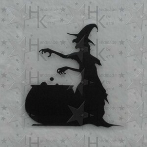 Könnte beinhalten: Schwarze Silhouette einer Hexe, die einen Kessel mit einem spitzen Hut und einem langen, fließenden Gewand umrührt.