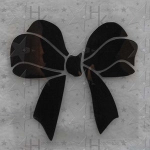 Könnte beinhalten: Eine schwarze Schleife mit einer großen, mittigen Schleife. Die Schleife ist aus glänzendem Material gefertigt und hat ein schlichtes, elegantes Design.