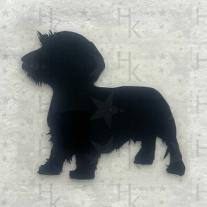 Könnte beinhalten: Schwarze Silhouette eines Drahthaar-Dackels.