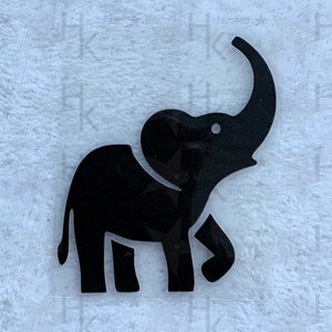 Könnte beinhalten: Schwarze Silhouette eines Elefanten mit erhobenem Rüssel. Der Elefant blickt nach rechts.
