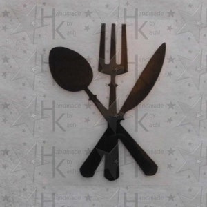 Könnte beinhalten: Schwarze Metallsilhouette einer Gabel, eines Messers und eines Löffels, die sich überkreuzen. Das Design ist handgefertigt und trägt den Text "handmade by athi".