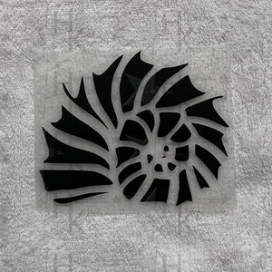 Könnte beinhalten: Schwarze und weiße Silhouette einer Nautilus-Schale mit einem Spiralmuster.