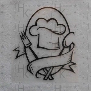 Könnte beinhalten: Schwarz-weiß-Illustration eines Kochhuts mit einer Gabel und einem Löffel, die darunter gekreuzt sind. Der Kochhut ist von einem Banner mit dem Text "Handmade by athi" umgeben.