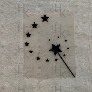Könnte beinhalten: Eine schwarze Silhouette eines Zauberstabs mit Sternen auf weißem Hintergrund. Der Zauberstab zeigt nach oben und hat einen Stern an der Spitze. Der Text "handmade by athi" wird im Hintergrund wiederholt.
