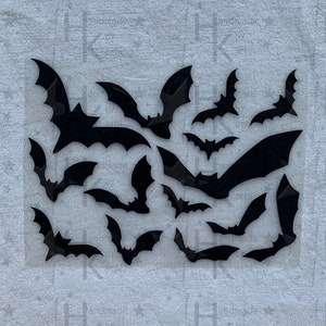 Könnte beinhalten: Eine Blatt mit schwarzen Fledermaus-Aufklebern auf weißem Hintergrund. Die Fledermäuse sind in verschiedenen Größen und Formen.