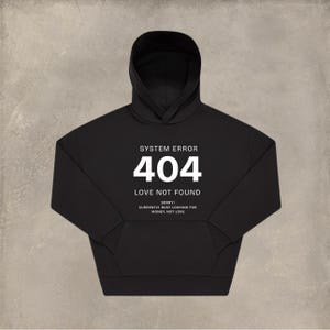 Könnte beinhalten: Schwarzer Kapuzenpullover mit weißem Text, der "SYSTEM ERROR 404 LOVE NOT FOUND SORRY! CURRENTLY BUSY LOOKING FOR MONEY, NOT LOVE" lautet