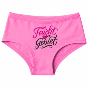 Könnte beinhalten: Hellrosa Unterwäsche mit dem Schriftzug "Feucht Gebiet" in einer Schreibschrift. Der Text ist in Rosa und Schwarz mit einem rosa Herz und Pfeildesign gehalten. Die Unterwäsche hat eine einfarbige rosa Farbe.