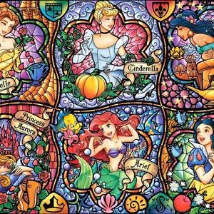 Op de afbeelding: Een illustratie in de stijl van glas-in-lood met Disney-prinsessen. Belle, Assepoester, Jasmine, Aurora, Ariel en Sneeuwwitje zijn te zien in kleurrijke glas-in-loodpanelen.