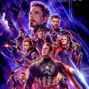 Może przedstawiać: Grupa superbohaterów z Marvel Cinematic Universe stoi razem na tle fioletowej i niebieskiej mgławicy. W grupie znajdują się Kapitan Ameryka, Iron Man, Thor, Czarna Wdowa, Hawkeye i inni. Tekst "AVENGERS" jest widoczny w prawym górnym rogu obrazu.