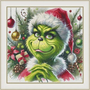 Puede incluir: Punto de cruz del Grinch con gorro de Papá Noel y abrigo rojo. El Grinch es verde con una sonrisa traviesa, rodeado de adornos navideños, ramas de pino y un regalo envuelto. La obra de arte está enmarcada en un borde blanco.