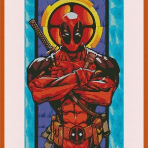 Puede incluir: Un personaje de superhéroe rojo y negro con una máscara y una espada. El personaje está de pie con los brazos cruzados y lleva un cinturón rojo con un logotipo. El fondo es un diseño de vidriera de colores.