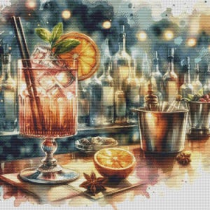 Puede incluir: Un vaso de cóctel rojo con cubitos de hielo y una rodaja de naranja como guarnición, una pajita y una estrella de anís en una barra con botellas de licor en el fondo.