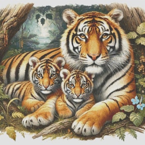 Könnte beinhalten: Eine Tigermutter und ihre beiden Jungen kuscheln sich in einer üppigen grünen Waldlandschaft aneinander. Die Tigermutter hat ein auffälliges orange-schwarz gestreiftes Fell, während die Jungen etwas kleiner sind und eine gedämpftere Farbpalette haben. Die Szene ist friedlich und ruhig und zeigt die Schönheit der Natur.
