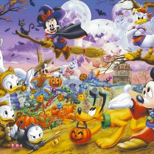 Peut inclure: Une scène d'Halloween avec Mickey Mouse, Minnie Mouse, Dingo, Pluto et Donald Duck déguisés. Mickey Mouse porte un costume rouge et noir, Minnie Mouse porte un costume de sorcière violet et noir, Dingo porte un costume d'épouvantail, Pluto porte un costume de citrouille et Donald Duck porte un costume de fantôme. Il y a des citrouilles, des bonbons et d'autres décorations d'Halloween éparpillées dans la scène.