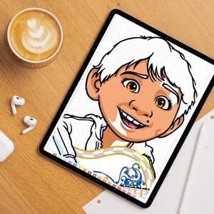 以下が含まれることがあります： デジタルタブレットには、白い髪と茶色の目の笑顔の少年の漫画イラストが表示されています。 タブレットは木製の表面にあり、ラテアートのコーヒーカップ、ワイヤレスイヤホン、充電ケースの隣にあります。