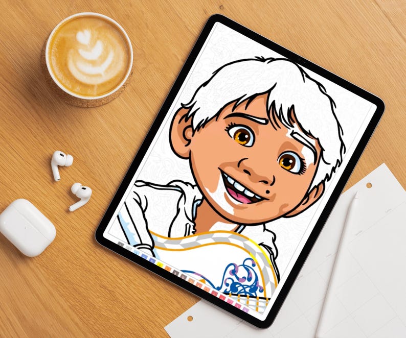 以下が含まれることがあります： デジタルタブレットには、白い髪と茶色の目の笑顔の少年の漫画イラストが表示されています。 タブレットは木製の表面にあり、ラテアートのコーヒーカップ、ワイヤレスイヤホン、充電ケースの隣にあります。