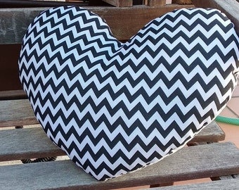 Herzkissen Doppelseitiges Kissen Herzkissen Kinderkissen Herzen Form Kissen Süßes Kleinkind Geschenk Chevron Print Schwarz Weiß Kinderzimmer Dekor