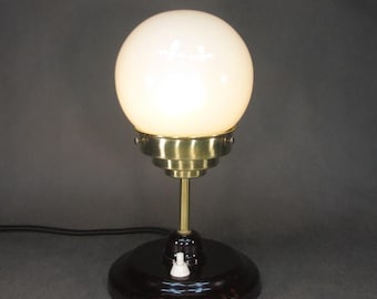 Art Deco tafellamp, antieke bureaulamp, vintage tafellamp van bakeliet, messing en opaalglazen bol, retro lamp, oude nachtlamp