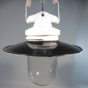 Lampada Art Déco, lampadina in vetro Bauhaus, lampada a sospensione splendidamente conservata con paralume in smalto, lampada da soffitto antica, lampada di design industriale, lampada a sospensione retrò