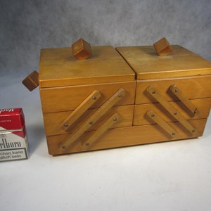 Art Deco sewing box made of wood. Hinged wooden box for sewing kits. Approx. 1950. Handmade. Made in Germany. Sewing box. Assortment box.
