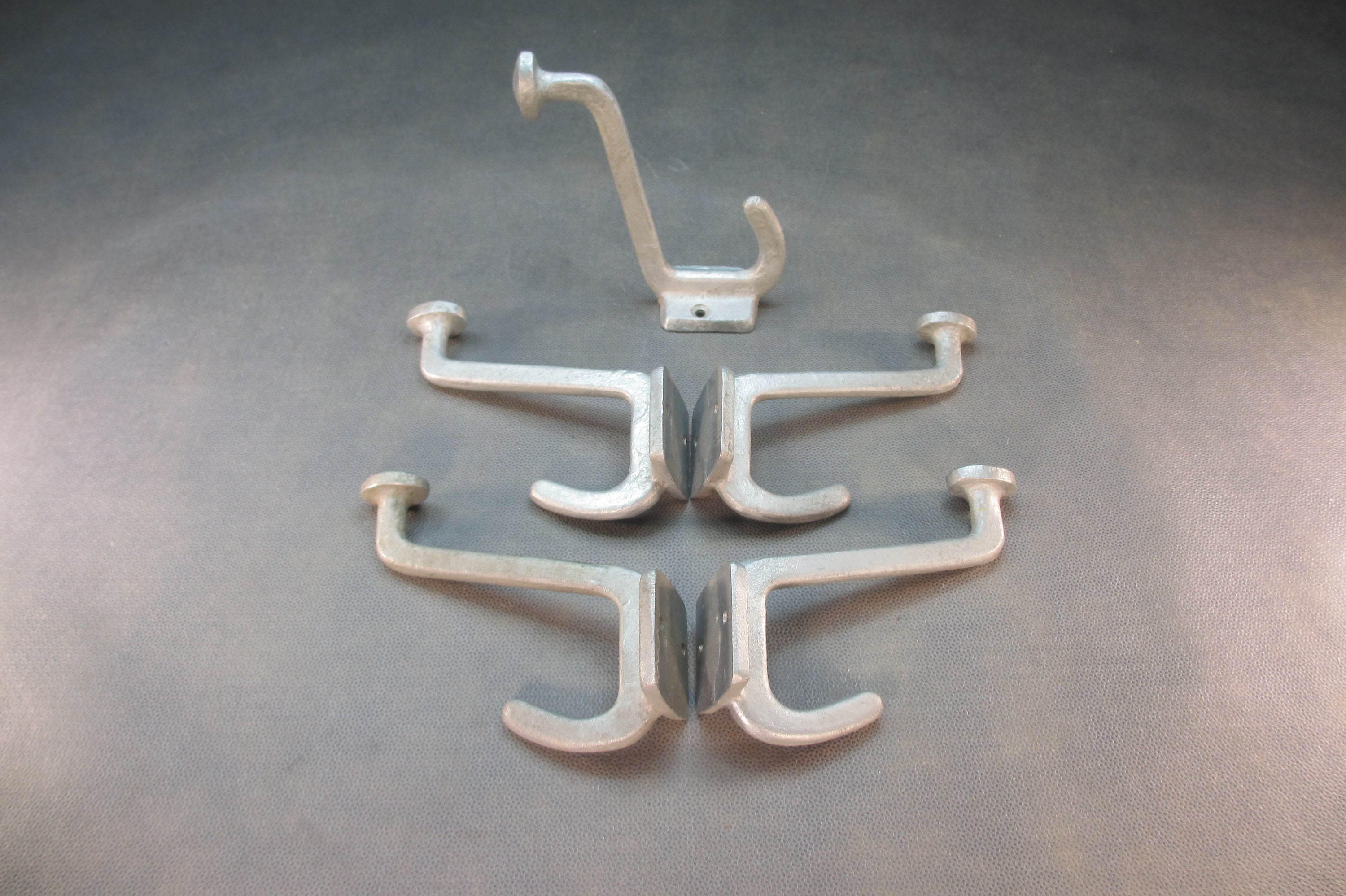 1 di 10 Ganci appendiabiti in alluminio pressofuso MOLTO robusti 1955 Gancio appendiabiti vintage Design industriale Appendiabiti da parete Appendiabi