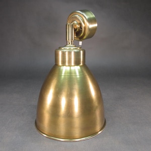 Timeless brass wall lamp Stable vintage wall lamp Maritime reading lamp Solid brass with switch Original condition Fantastic patina