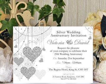 Könnte beinhalten: Silberne Hochzeitseinladung für Victoria & David. Die Einladung hat einen weißen Hintergrund mit einem silbernen Design aus Herzen und Rosen. Der Text enthält das Datum, die Uhrzeit und den Ort der Veranstaltung. RSVP-Informationen sind ebenfalls enthalten.