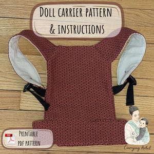 Peut inclure: Un patron et des instructions pour porte-poupée. Le porte-poupée est de couleur rouge-brun avec un motif texturé. Les sangles sont noires et l'intérieur est blanc. Le texte "Doll Carrier Pattern & Instructions" est en haut. Le texte "Printable PDF Pattern" est en bas.