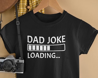 Könnte beinhalten: Schwarzes T-Shirt mit weißem Text, der "Dad Joke Loading..." lautet, mit einer Fortschrittsbalkengrafik.