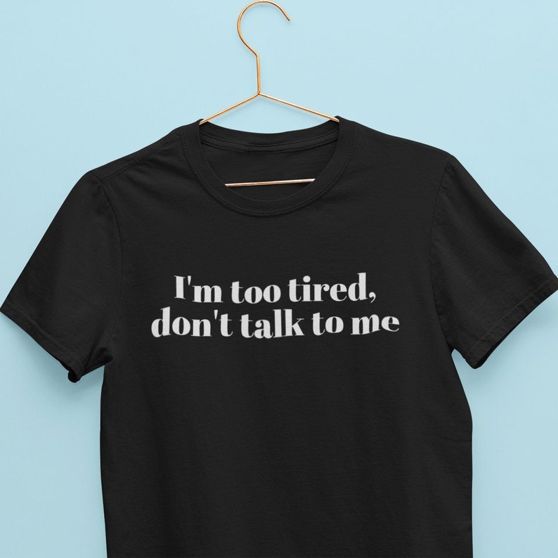 Camiseta "Estoy demasiado cansado" / "No me hables", camiseta novedosa, camiseta introvertida, camiseta hipster unisex imagen 1