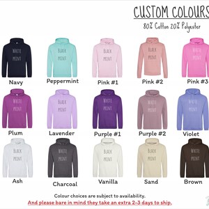Op de afbeelding: Een tabel met 12 verschillende kleuropties voor een hoodie. De kleuren omvatten marineblauw, pepermunt, roze, pruim, lavendel, paars, violet, as, antraciet, vanille, zand en bruin. De tekst "AANGEPASTE KLEUREN" en "80% Katoen 20% Polyester" staat bovenaan de tabel. De tekst "Witte print" en "Zwarte print" staat op elke hoodie.