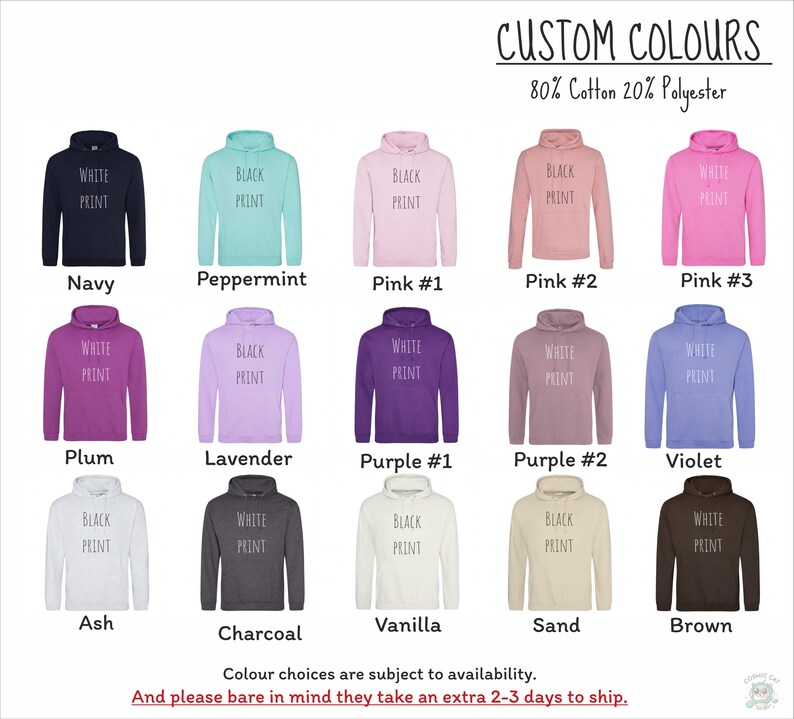 Op de afbeelding: Een tabel met 12 verschillende kleuropties voor een hoodie. De kleuren omvatten marineblauw, pepermunt, roze, pruim, lavendel, paars, violet, as, antraciet, vanille, zand en bruin. De tekst "AANGEPASTE KLEUREN" en "80% Katoen 20% Polyester" staat bovenaan de tabel. De tekst "Witte print" en "Zwarte print" staat op elke hoodie.
