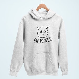 Pu&ograve; includere: Una felpa con cappuccio grigia con un'illustrazione in bianco e nero di un gatto con un'espressione scontrosa. Il testo "EW. PEOPLE" &egrave; stampato sotto il gatto.