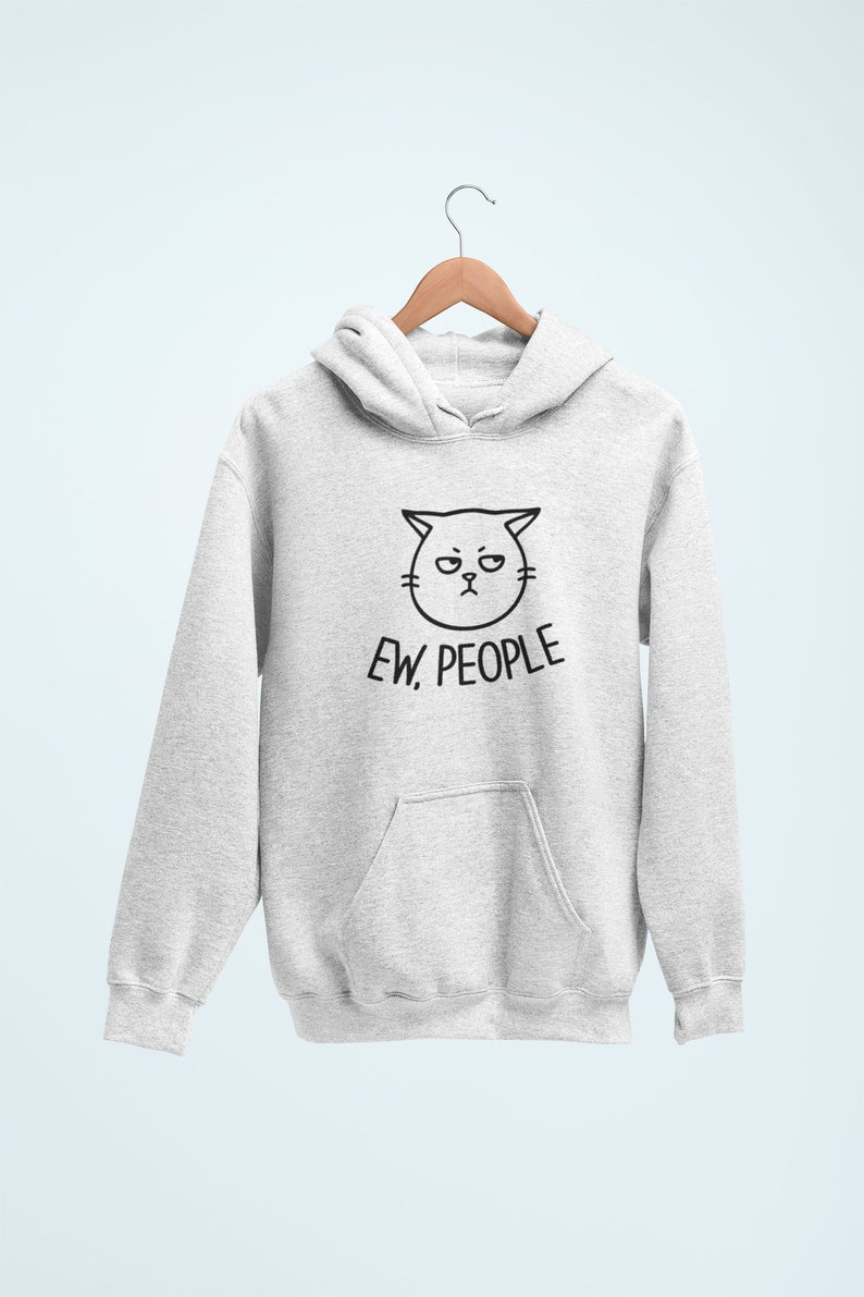 Pu&ograve; includere: Una felpa con cappuccio grigia con un'illustrazione in bianco e nero di un gatto con un'espressione scontrosa. Il testo "EW. PEOPLE" &egrave; stampato sotto il gatto.