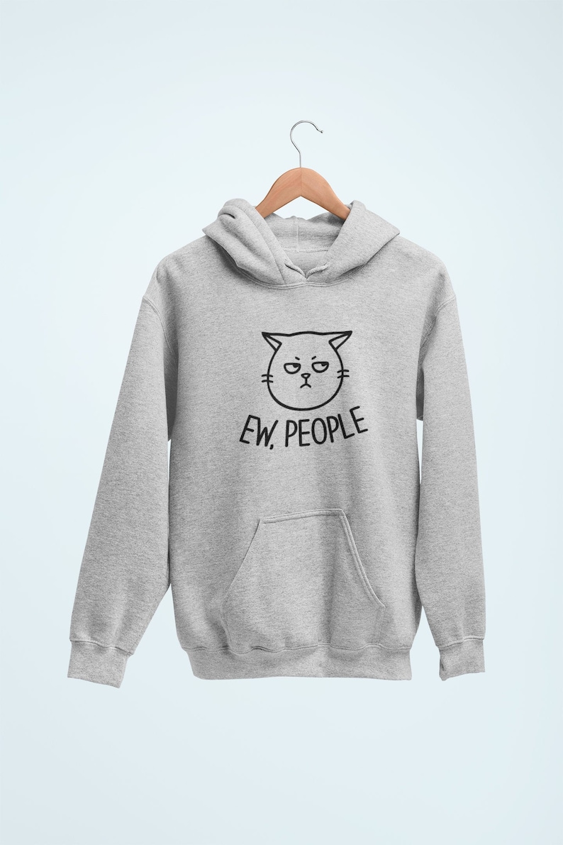 Pu&ograve; includere: Felpa con cappuccio grigia con un'illustrazione in bianco e nero di un gatto con un'espressione scontrosa e il testo "EW. PEOPLE".