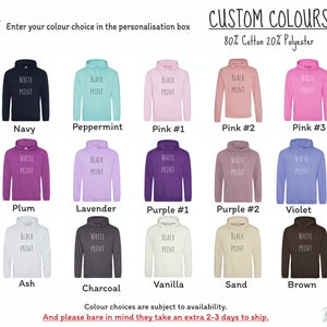 Pu&ograve; includere: Un grafico che mostra 12 diversi colori di felpa con il testo "CUSTOM COLORS" e "80% Cotton 20% Polyester" in alto. I colori sono: Navy, Menta, Rosa #1, Rosa #2, Rosa #3, Prugna, Lavanda, Viola #1, Viola #2, Violetto, Cenere, Antracite, Vaniglia, Sabbia e Marrone.