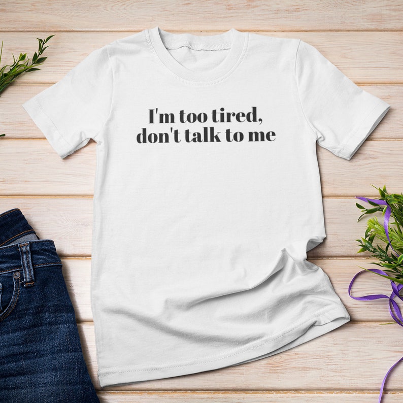 Camiseta "Estoy demasiado cansado" / "No me hables", camiseta novedosa, camiseta introvertida, camiseta hipster unisex imagen 2