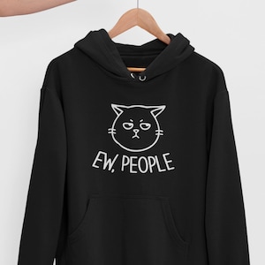 Pu&ograve; includere: Felpa con cappuccio nera con un'illustrazione di un gatto bianco e il testo "EW, PEOPLE" stampato sul davanti.