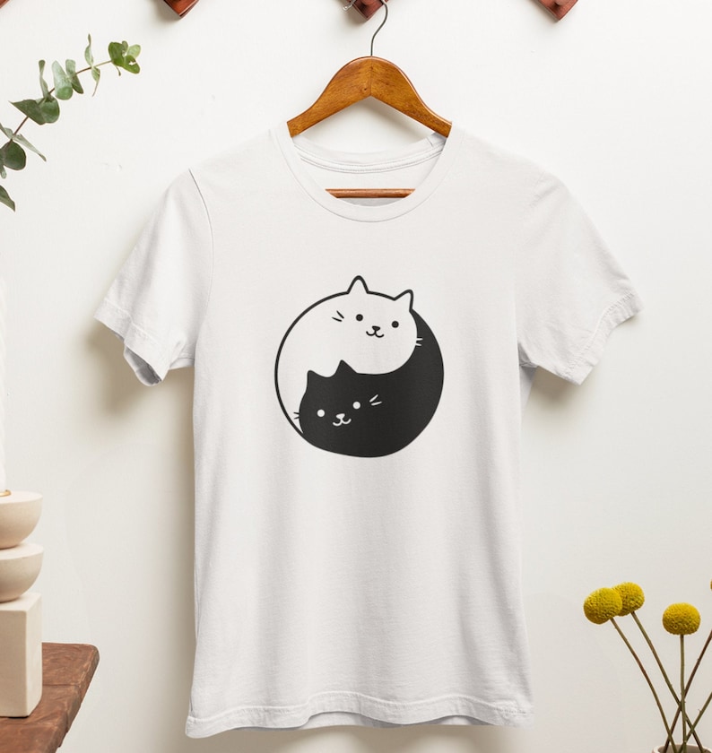 T-shirt chat Yin Yang / cadeau pour amoureux des chats Yin Yang / tee-shirt chats mignons / doux chatons cadeau esthétique Kawaii Unique, chemise Yin Yang Blanc
