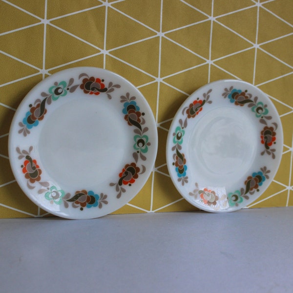 pair of vintage 70s JAJ Pyrex 'Carnaby' 'Tempo' retro white opal glass 16.5cm small tea side plates. Made in England